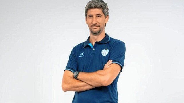 Diego Merli es el entrenador en jefe del equipo masculino de Villa Dora.
