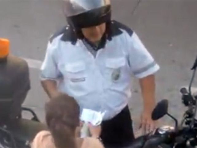 Rosario: Un inspector de tránsito de la ciudad fue filmado recibiendo una coima