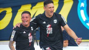 Los jugadores de Deportivo RIestra festejan tras el penal que les dio la victoria.
