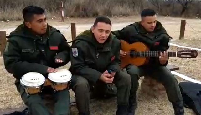 Conocé a los gendarmes que la rompen cantando Maluma