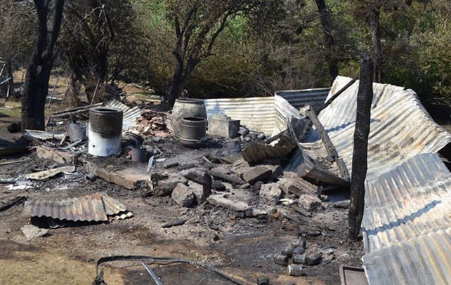 Devastador. Las llamas arrasaron viviendas y galpones de varias chacras de la zona.