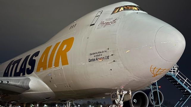 El avión carguero de la compañía Atlas Air en el aeropuerto de Rosario.
