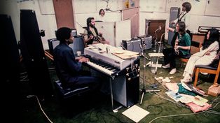 Londres, 1969. Billy Preston al piano frente a Mc Cartney y Lennon, en los estudios EMI