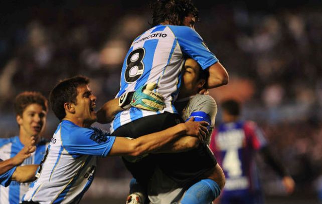 El arquero Saja festeja con sus compañeros el gol que metió de penal. (Foto: Télam)