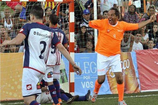 Scioli se enojó con el árbitro porque le cobró “mano” en futsal