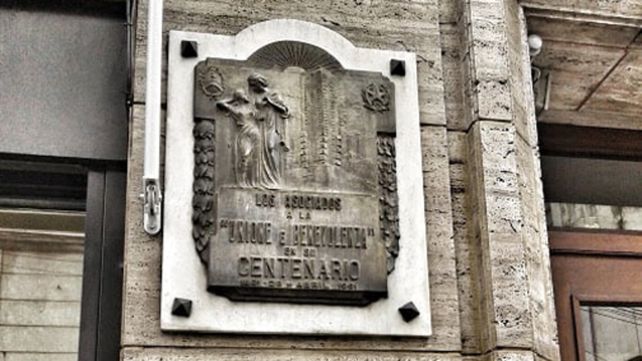 Placa recordatoria de fundación de la Unione e Benevolenza presente en el edificio de San Juan y Maipú.