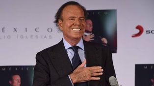 Julio Iglesias debió pasar por el control de su equipaje tras llevar una insólita cantidad de comida.&nbsp;