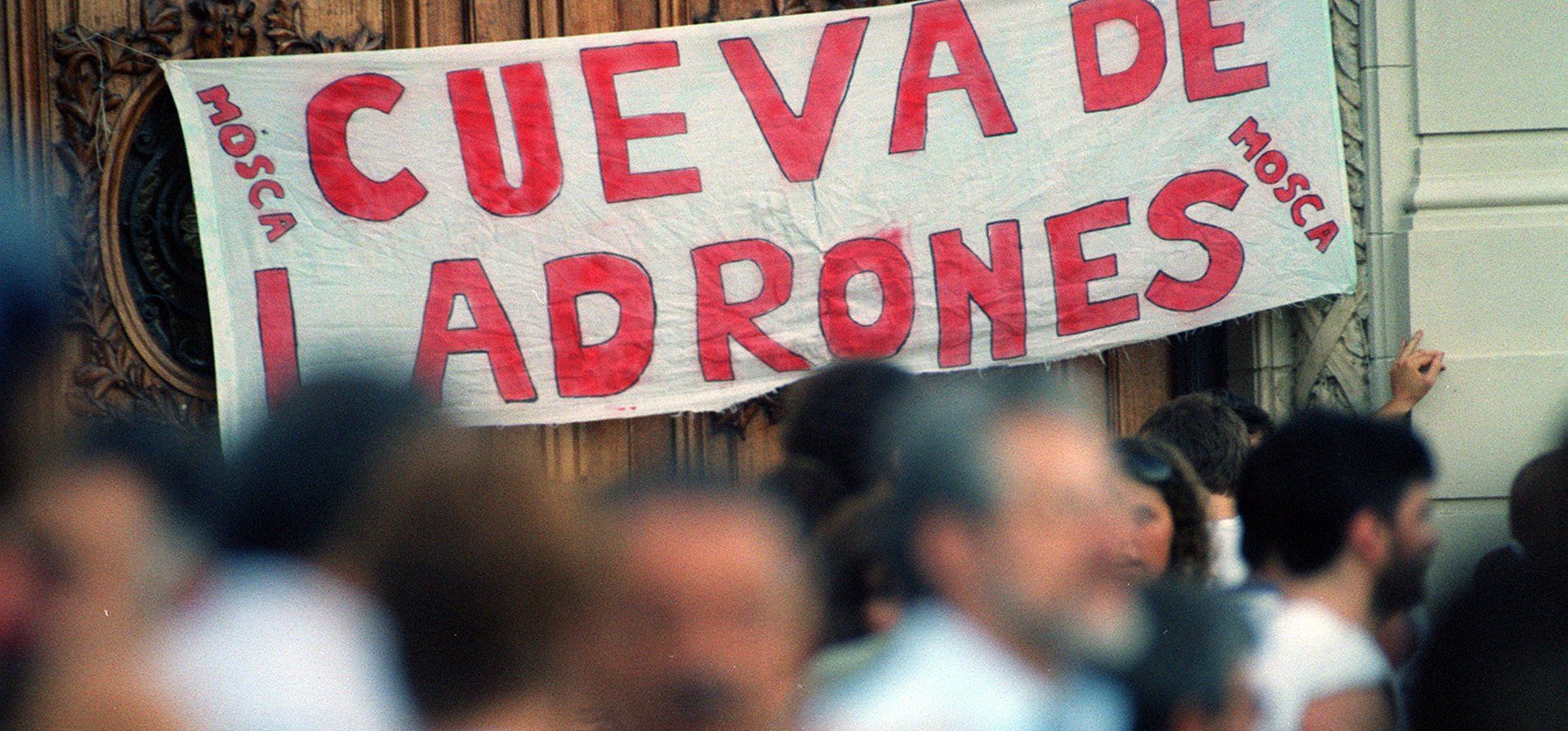20/12/2001. Fuertes manifestaciones en contra la política. en este caso frente al Concejo Deliberante.