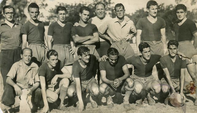La Lepra del 48.El equipo dirigido por Gerónimo Díaz (parado en el centro) presentó a diez debutantes en la última fecha del campeonato debido a una huelga de profesionales. El único que ya había jugado un clásico fue Ubaldo Faina