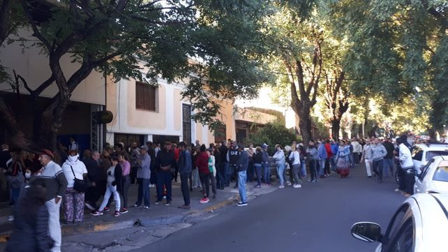 Hay largas colas en los bancos para cobrar jubilaciones y AUH