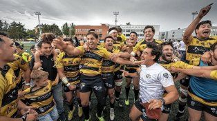 Nicolás Coronel (al medio) festeja la clasificación a la final de la División de Honor en España.