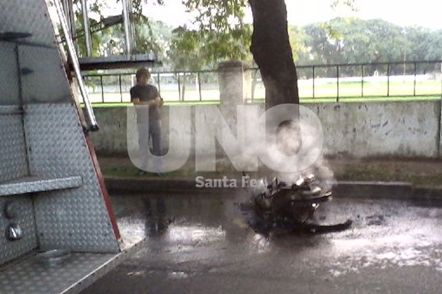 Incendió su propia moto antes de que los inspectores se la trasladen al corralón