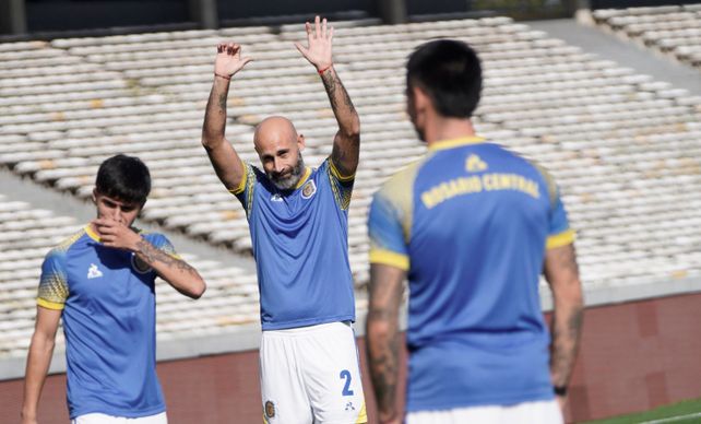 Quintana levanta los brazos en medio de las tantas muestras de afecto que le brindaron los hinchas.