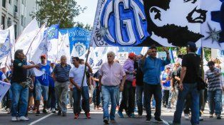 El Gobierno analiza la posibilidad de descontar el día a los trabajadores que se sumen al paro y la movilización programada pro la CGT el miércoles 24