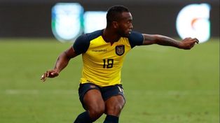 Perlaza vistió también la camiseta de la selección de Ecuador, además de Barcelona y Delfín.