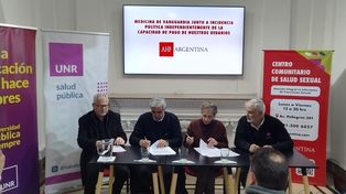 Los representantes de las distintas instituciones durante la firma de los convenios en Rosario.