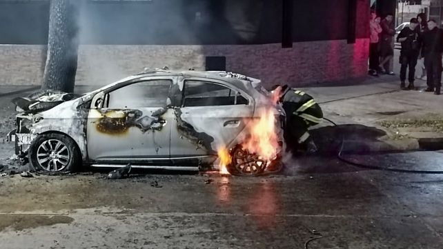 Aún ardiendo. Auto incendiado en zona oeste. Su dueño sospecha que fue intencional.&nbsp; 