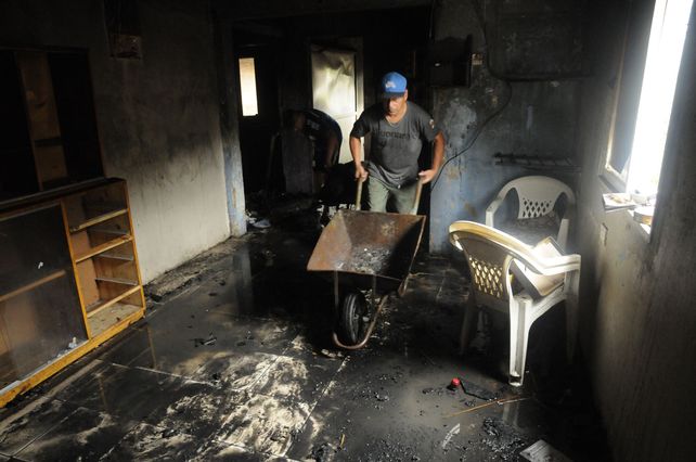 Explosión e incendio en una vivienda en barrio Centenario