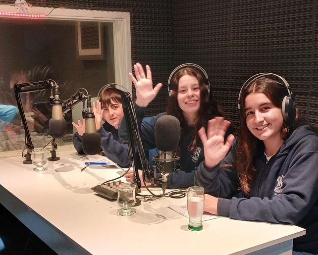 Pase al frente: un podcast de alumnos de San Genaro para celebrar los 70 años de la escuela