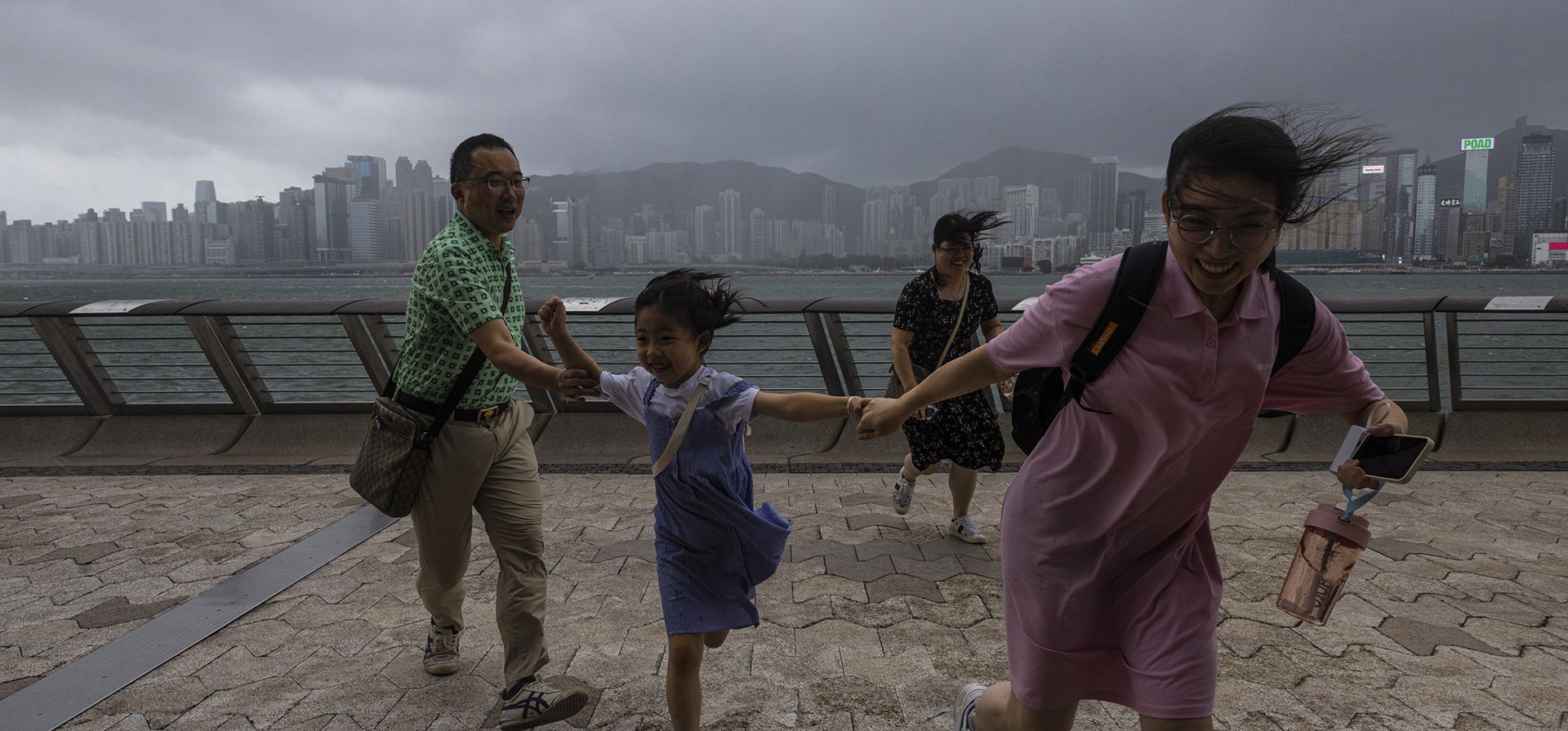 Turistas de China continental corren por un paseo marítimo durante un tifón en Hong Kong, el lunes 17 de julio de 2023. Las escuelas y la bolsa de valores cerraron en Hong Kong el lunes cuando el tifón Talim barrió el sur de la ciudad. (Foto AP/Louise Delmotte) Turistas de China continental corren por un paseo marítimo durante un tifón en Hong Kong, el lunes 17 de julio de 2023. Las escuelas y la bolsa de valores cerraron en Hong Kong el lunes cuando el tifón Talim barrió el sur de la ciudad. (Foto AP/Louise Delmotte)