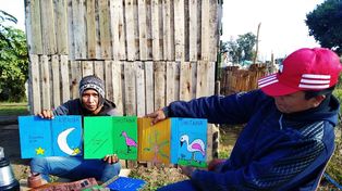 Jóvenes Qom venden sus propios libros para construir sus casas