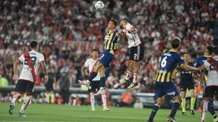Sández se exige en lo alto en el choque ante River, donde Central se puso en ventaja, pero lo terminó perdiendo.