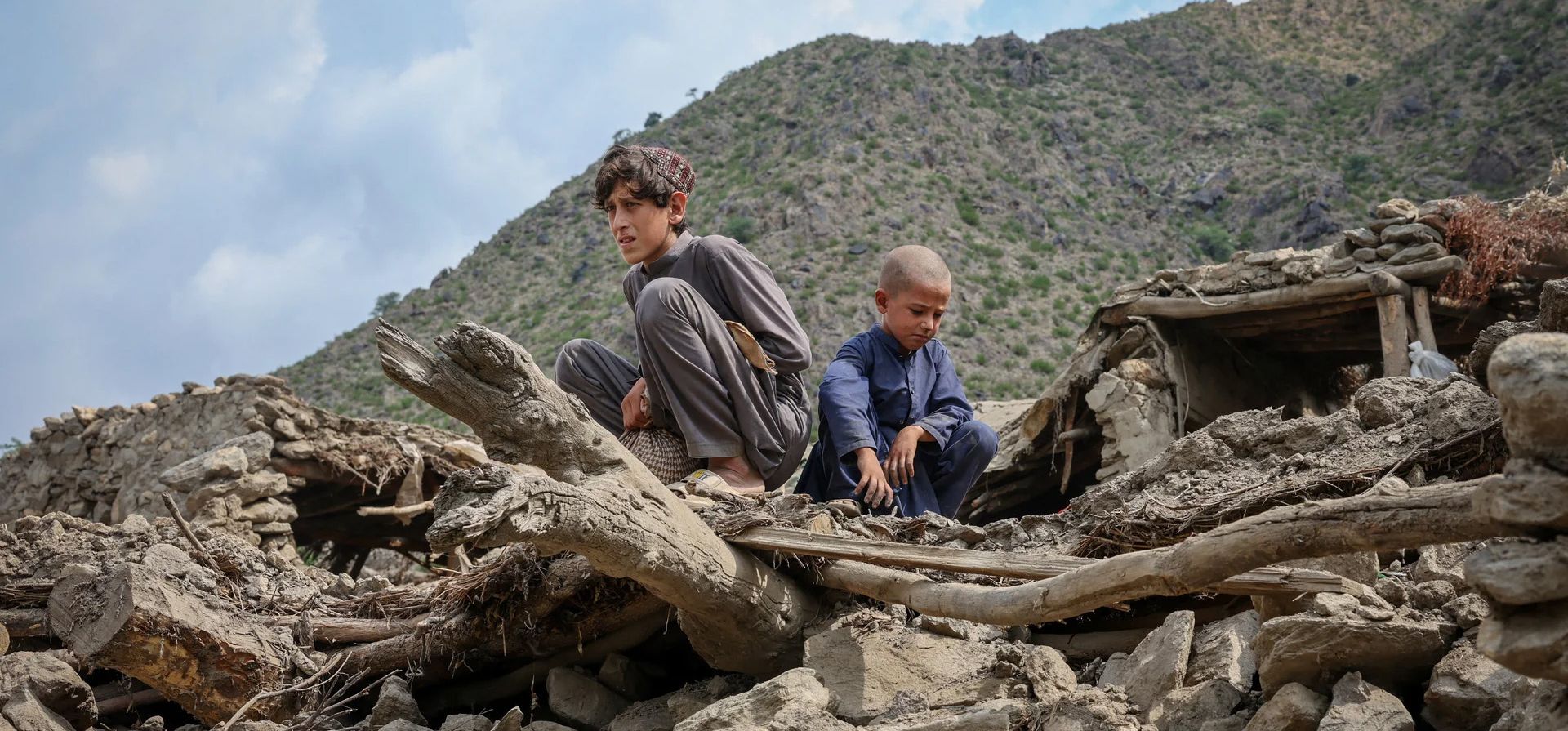 Niños sentados sobre los escombros de una casa en la aldea de Lulam, provincia de Kunar, después de un terremoto mortal de magnitud 6 el domingo, Nurgal, Afganistán. Fotografía: Sayed Hassib/Reuters Niños sentados sobre los escombros de una casa en la aldea de Lulam, provincia de Kunar, después de un terremoto mortal de magnitud 6 el domingo, Nurgal, Afganistán. Fotografía: Sayed Hassib/Reuters