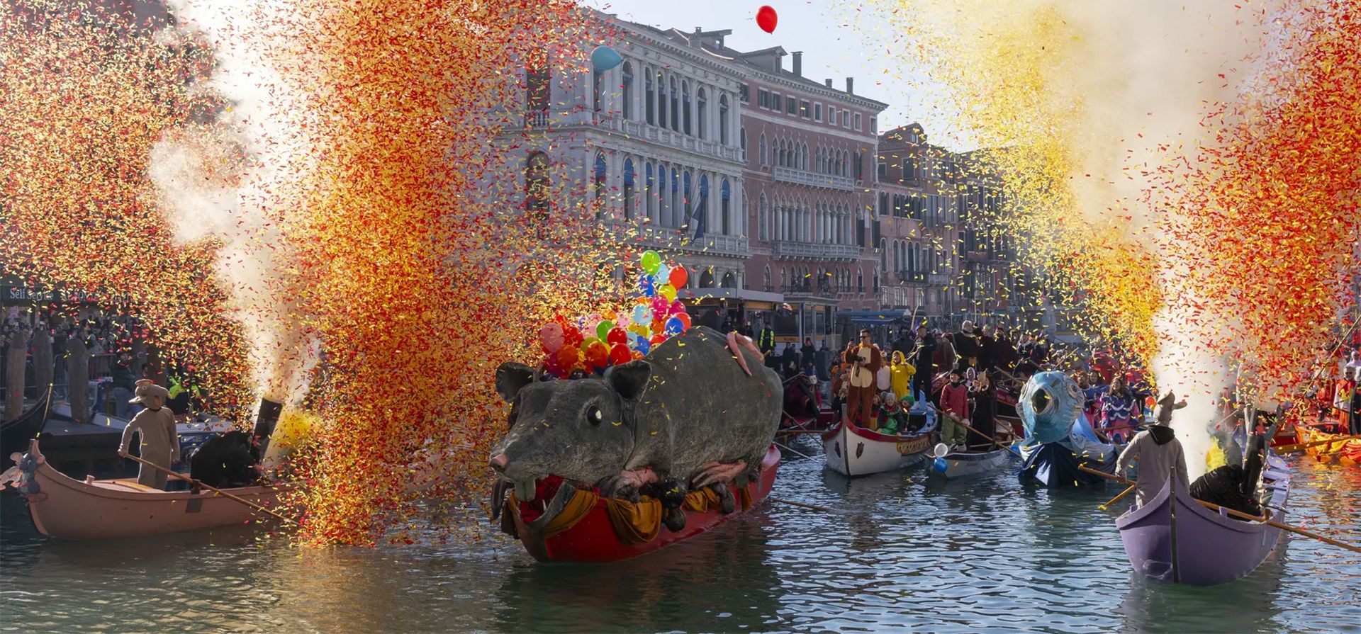 Un barco transporta una gran rata de papel maché durante la regata de carnaval en el Gran Canal de Venecia. Fotografía: Federico Vespignani/Anadolu/Getty Images Un barco transporta una gran rata de papel maché durante la regata de carnaval en el Gran Canal de Venecia. Fotografía: Federico Vespignani/Anadolu/Getty Images