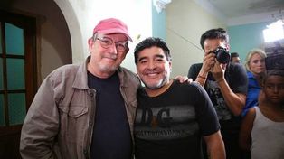 El músico cubano junto al Diez. Rodríguez recordó cuando Maradona asistió sin previo aviso a uno de sus conciertos en La Habana.