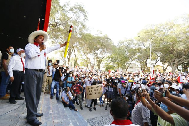 Con el 99% escrutado, Castillo se sigue imponiendo por medio punto en Perú