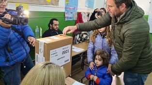 El intendente electo, Guillermo Luzzi, votó antes del mediodía del domingo. (Foto: www.armstrongyregión.com.ar).