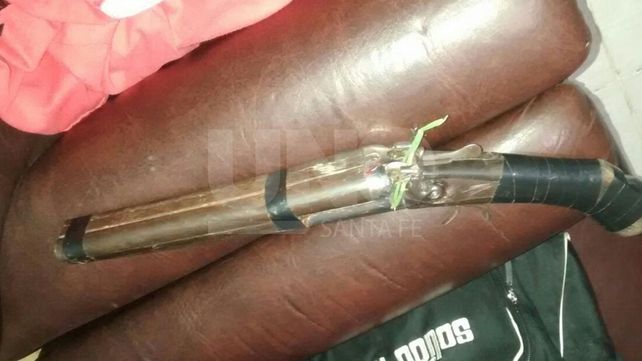 Ladrón amnésico: entró a una casa, se robó una moto y olvidó una escopeta recortada cargada en el living