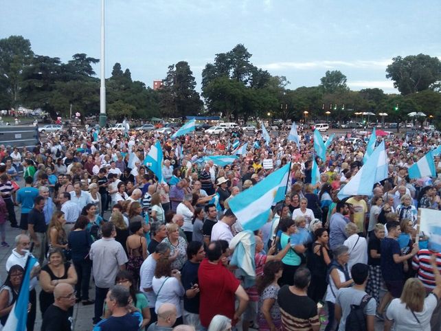Miles de rosarinos se unieron a la movilización en el Monumento a la Bandera.&nbsp;