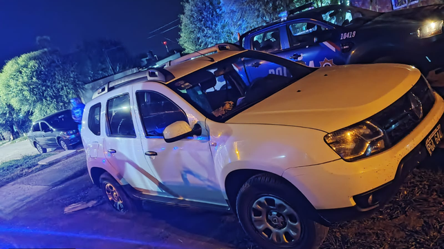 El Renault Duster en el que tres hombres deambulaban con un arma de fuego. Se investiga si atacaron una vivienda en Villa Gobernador Gálvez.