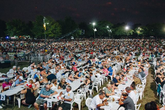 Miles de personas se reúnen cada año en las instalaciones del Sportivo Atlético Club de Las Parejas para presenciar el sorteo con la ilusión de llevarse un gran premio.