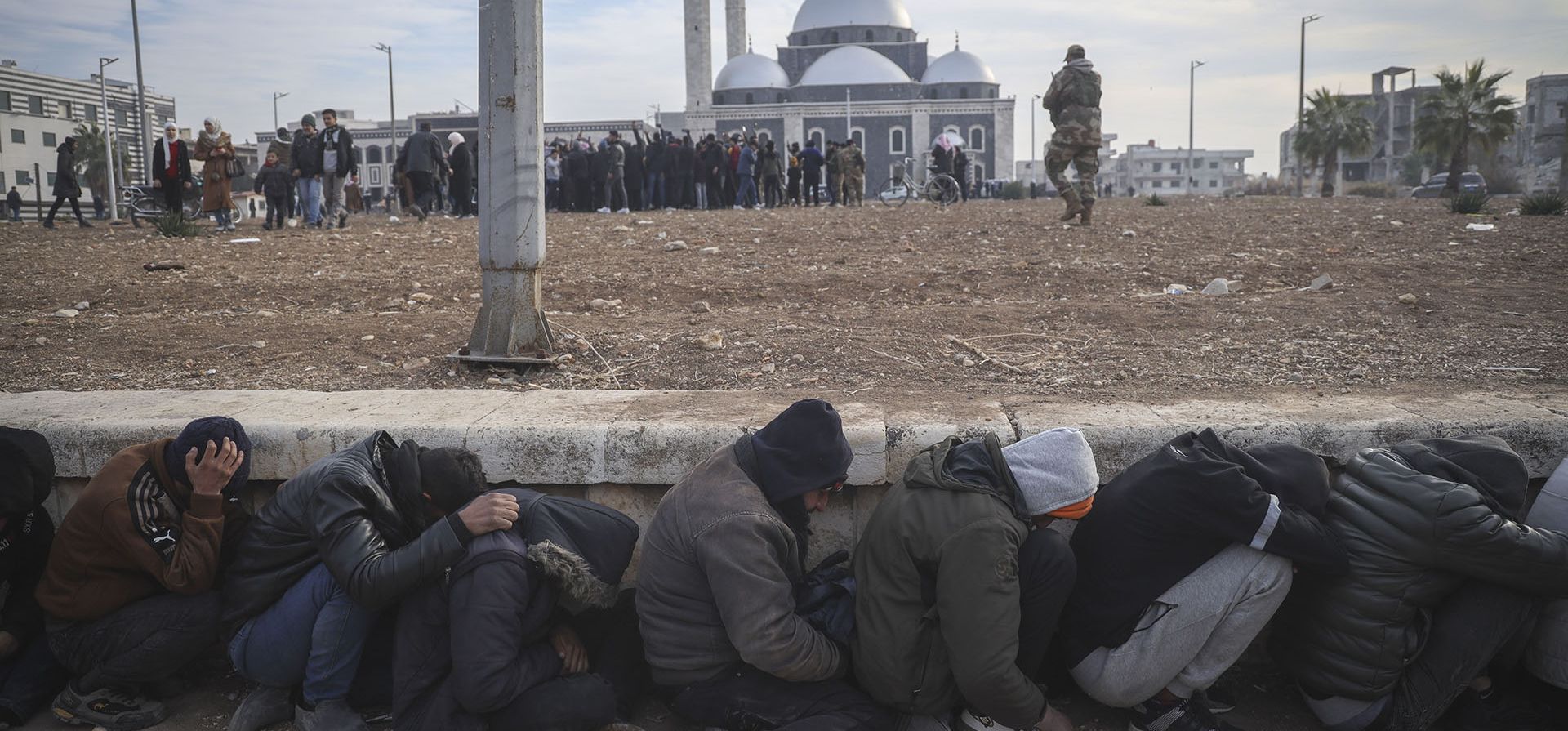 Soldados del gobierno y sus aliados se sientan en el suelo mientras son detenidos por combatientes de la oposición en la carretera entre Homs y Damasco, cerca de Homs, Siria, el domingo 8 de diciembre de 2024. (Foto AP/Ghaith Alsayed) Soldados del gobierno y sus aliados se sientan en el suelo mientras son detenidos por combatientes de la oposición en la carretera entre Homs y Damasco, cerca de Homs, Siria, el domingo 8 de diciembre de 2024. (Foto AP/Ghaith Alsayed)