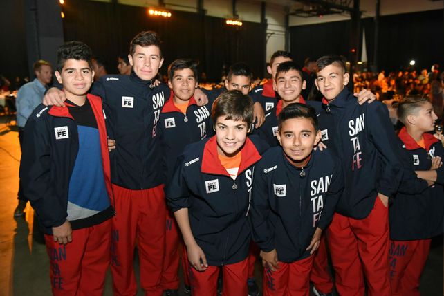 Alegría. Un grupo de noveles atletas muestra poco antes de partir a la ciudad balnearia su satisfacción de poder competir en diversas disciplinas.