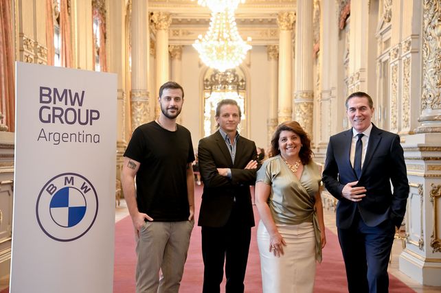 De izq. a der.: Leuco, Larregina, Dip y Barili, en el Salón Dorado del Teatro Colón