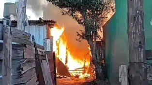 Bomberos de Concepción del Uruguay fueron atacados durante un incendio