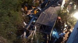 Mueren 42 gendarmes al caer un ómnibus de un puente en Salta