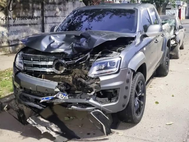 La camioneta VW Amarok muestra las huellas de la violencia del choque contra la moto que conducía Roció Benítez.