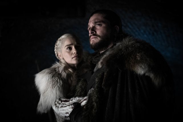 Emilia Clarke y Kit Harington en una escena de “Game of Thrones”.