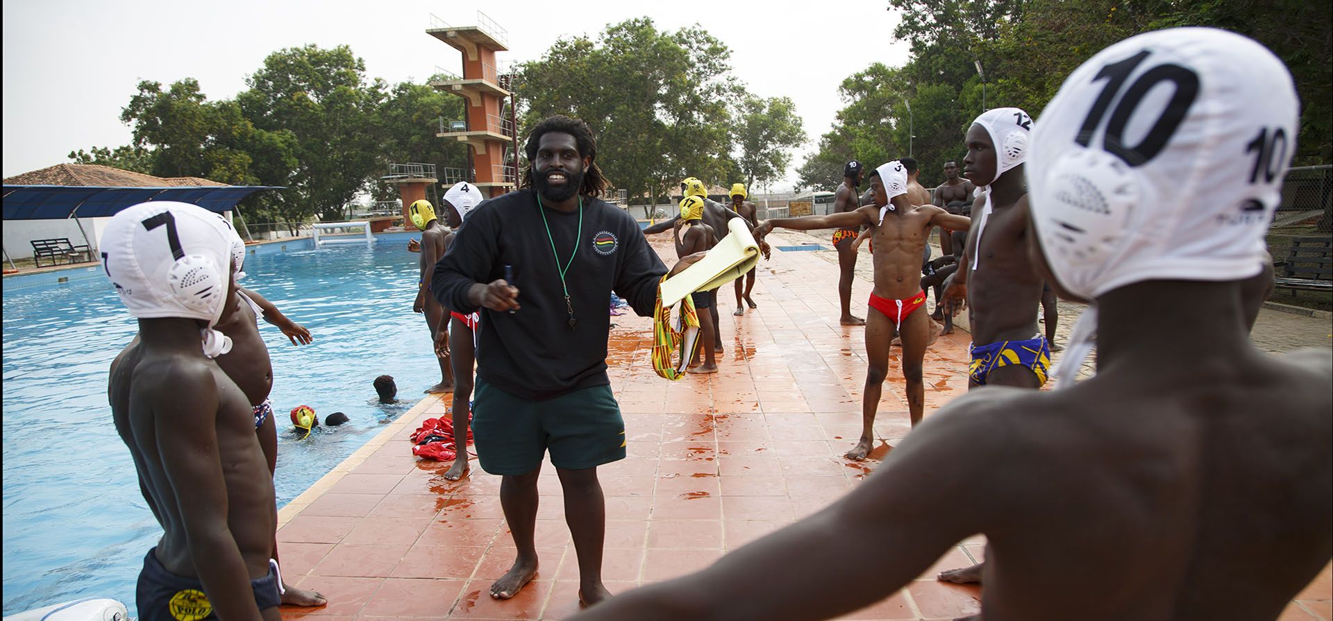 El ex profesional de waterpolo Asante Prince, fundador del Awatu Winton Waterpolo Club de Ghanaes, entrena a jóvenes nadadores en el deporte, en la tierra natal de su padre, Ghana, donde las piscinas son raras y el océano se considera peligroso. (Foto AP/Misper Apawu)