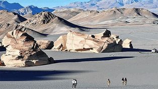 Catamarca: turistas pasearon con cuatriciclos y dañaron un volcán