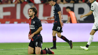 Guillermo May mira impotente como uno de sus remates no terminó en gol de Newells.