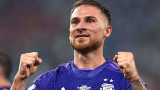 Alexis Mac Allister viajó este domingo rumbo a Inglaterra para sumarse al Brighton.