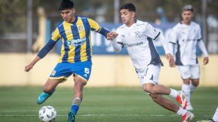 Samuel Beltrán domina el baló el intenta una salida limpia para Central. El Canalla igualó sin goles ante el Rojo.
