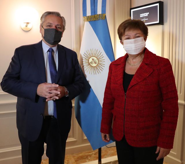 El presidente Alberto Fernández junto a la directora del FMI, Kristalina Georgieva, en Washington. 