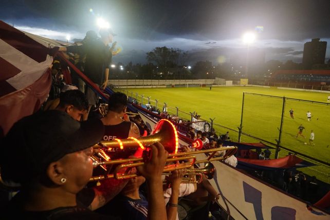 La música estuvo en las tribunas del Gabino Sosa.