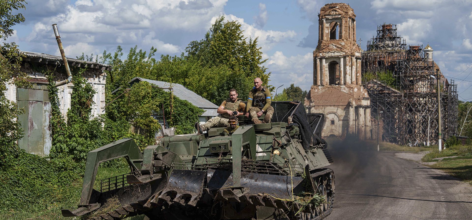 Militares ucranianos viajan en un vehículo blindado en la frontera entre Rusia y Ucrania en la región de Sumy, Ucrania, el miércoles 14 de agosto de 2024. (Foto AP/Evgeniy Maloletka) Militares ucranianos viajan en un vehículo blindado en la frontera entre Rusia y Ucrania en la región de Sumy, Ucrania, el miércoles 14 de agosto de 2024. (Foto AP/Evgeniy Maloletka)